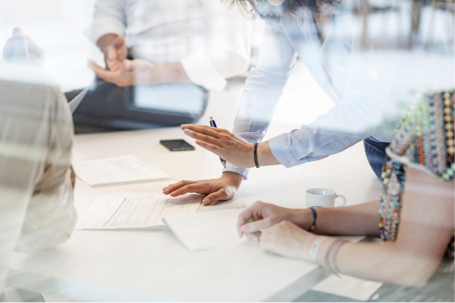 사람, 의류, 노트북, 책상이(가) 표시된 사진  AI 생성 콘텐츠는 정확하지 않을 수 있습니다.