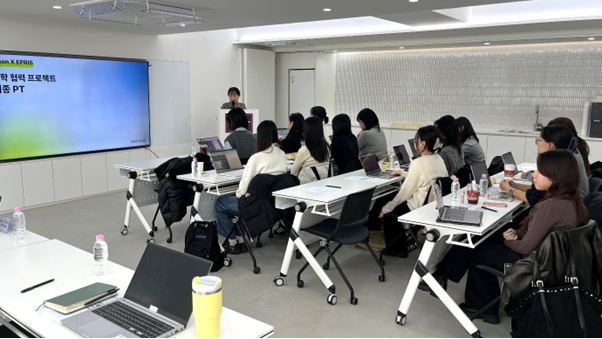 실내, 텍스트, 사무실 건물, 테이블이(가) 표시된 사진  AI 생성 콘텐츠는 정확하지 않을 수 있습니다.